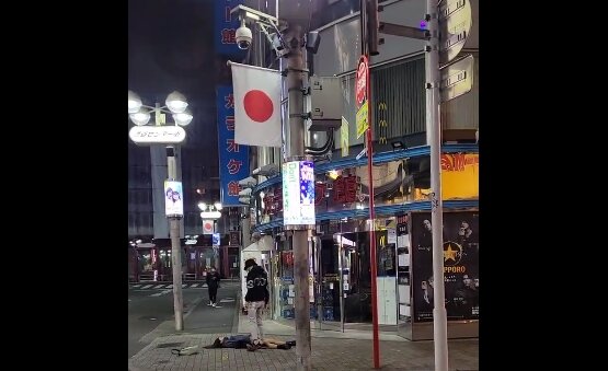 【男女平等パンチ】渋谷で女性が先に男性に殴りかかる ⇒ 男性が殴り返して女性が失神する動画が話題に。どっちが悪い？