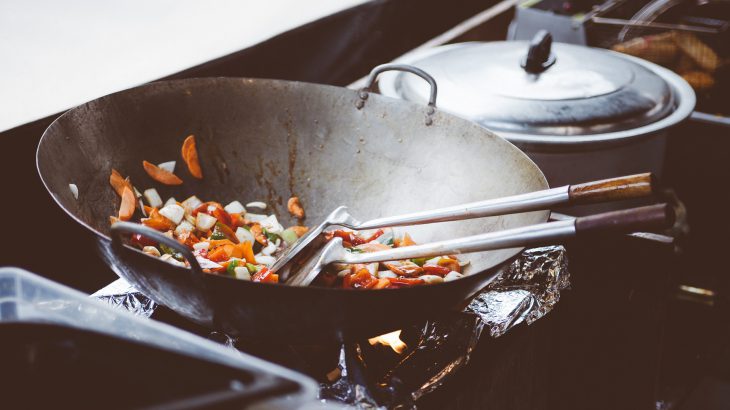 熱いフライパンに水をかけてはダメ。調理器具がダメになり、安全上も危険。